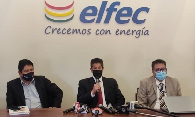 Ejecutivos de ELFEC brindan una conferencia de prensa.