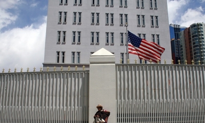 Una indígena boliviana se para frente a la embajada de EE.UU. durante una protesta en La Paz, el 12 de septiembre de 2006.