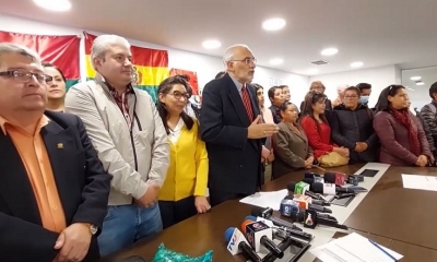 Mesa e integrantes de la bancada de CC.