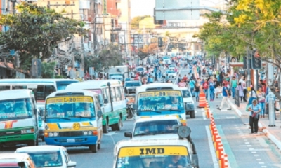 Esta foto permite apreciar el ancho de la vía, que tiene seis carriles para el tráfico vehicular. Foto: EL DEBER