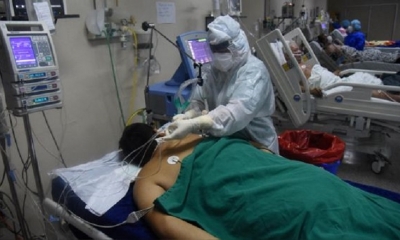 Un trabajador de salud atiende a un paciente de COVID-19 en la unidad de cuidados intensivos del Hospital de Clínicas de San Lorenzo, Paraguay. 