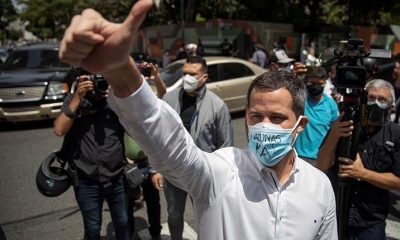 El opositor Juan Guaidó participa de una protesta de trabajadores de la salud, en Caracas. | EFE