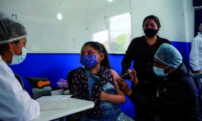 Niños de cinco a 11 años ya reciben la vacuna anticovid en un punto de inmunización
