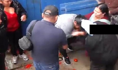 Las mujeres fueron mojada con agua de locoto/Foto. Captura de pantalla 