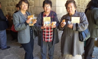 La población muestra el libro, la salteña y un refresco popular/Foto. EP