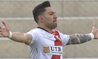 Carmelo Algarañaz de Always Ready y Martín Prost de Independiente Petrolero.