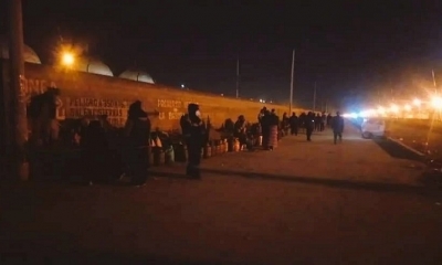 Vecinos que pasaron la noche cerca a la planta de YPFB de Senkata. Foto: Bolivia Nueva