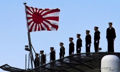 Marinos japoneses en la cubierta del buque de guerra Izumo en la ciudad de Yokohama, Japón.