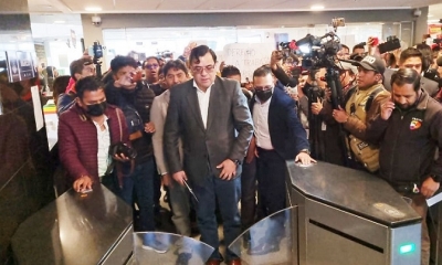 Mercado junto a los Renovadore al ingreso a la Asamblea.
