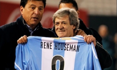 Houseman junto a Daniel Pasarella, en uno de los tantos reconocimientos que recibió a lo largo de su carrera. Foto. Reuters