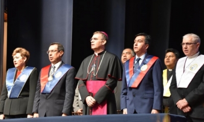 El nuncio apostólico, rodeado de autoridades de la UCB.