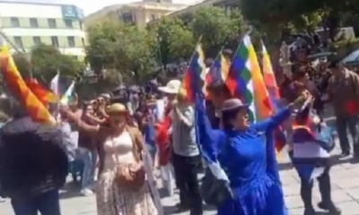 Los grupos en la plaza Murillo. Foto: captura video.