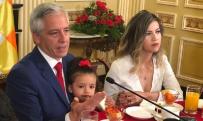 El vicepresidente junto a su esposa y su hija en el desayuno con periodistas. | @VPEP_Bol