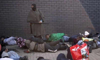 La policía y los guardias de seguridad vigilan a los saqueadores arrestados en Johannesburgo, Sudáfrica. | EFE