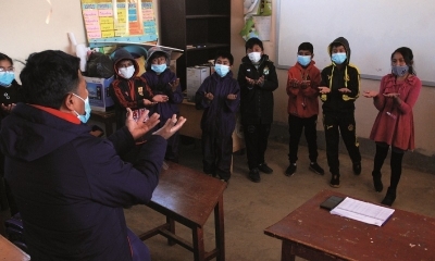 Los niños desexto de primaria pasan clases de poesia y lectura