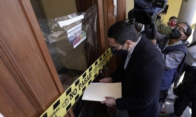 El diputado de Unidad Demócrata, Tomás Monasterio, presenta la denuncia en el TSE, este lunes. 