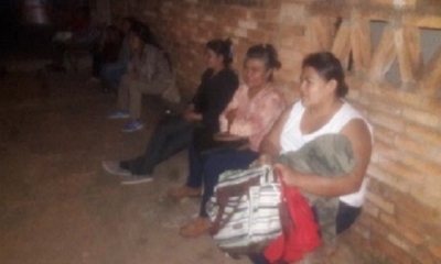 Ciudadanos de San Ignacio de Velasco duermen fuera de las oficinas del Segip para tramitar el documento de identidad. Foto: Carlos Quinquiví