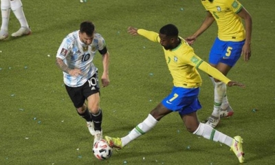 El argentino Lionel Messi y el brasileño Gerson durante el partido. | EFE