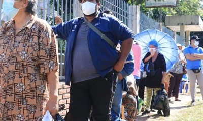 Largas filas en puntos de vacunación 