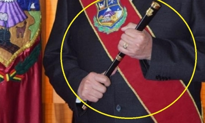 Se presume que el bastón está en poder de la esposa del alcalde suspendido Édgar Bazán/Foto. RRSS