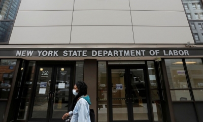 Una persona pasa por delante de la sede del Departamento de Trabajo del Estado de Nueva York (EE.UU.), el 20 de marzo de 2020.
