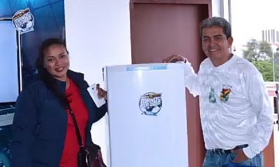 La feliz ganadora de una refrigerador/Foto. Kreab
