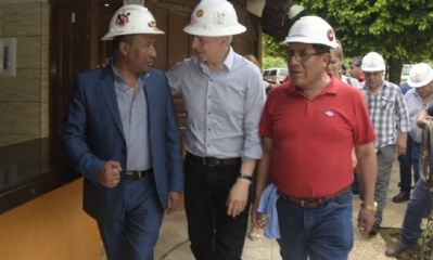 Álvaro García Linera con trabajadores petroleros/Foto. Vicepresidencia