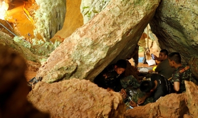 Unos rescatistas descansan en el complejo de cuevas de Tham Luang, en la provincia norteña de Chiang Rai, Tailandia. Foto: RT