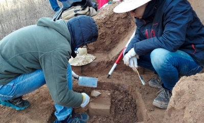 Científicos, durante las excavaciones en la Meseta de Loess en China. Foto: AP