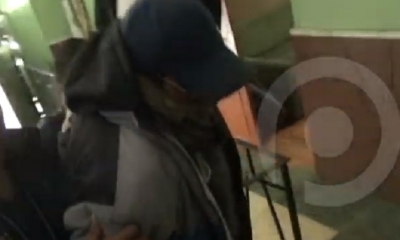El hombre fue agredido por los familiares de la víctima/Foto. Captura de pantalla