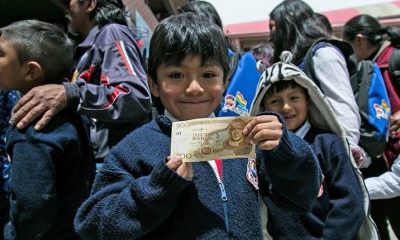 Un estudiante muestra su billete de Bs 200, en La Paz. (Archivo)