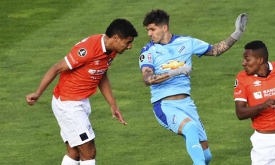 Patricio Rodríguez cabecea entre dos contrincantes.