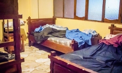 El estado de una de las habitaciones de un alojamiento de la av. Aroma, sancionado por falta de higiene.