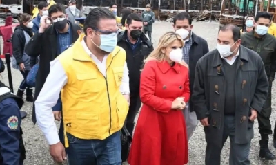 Revilla y Añez cuando presentaron el decreto en 2020.