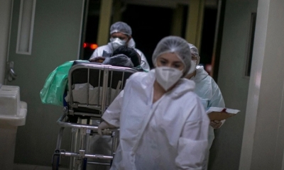 Un paciente con Covid-19 es trasladado a la UCI del Hospital Público Regional de Baixo Amazonas en Santarem, Brasil.