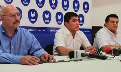 Productores de pollo, cerdo y leche dicen que Emapa recortó venta de maíz.
