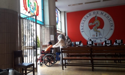 “Si bien todo el mundo tiene derecho a vacunarse, las personas deben acudir de acuerdo al mes que les toque”.
