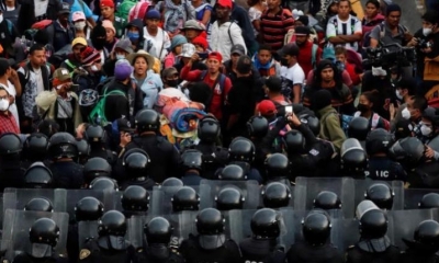 Migrantes centroamericanos se enfrentan con policías de la Secretaría de Seguridad Ciudadana (SSC), en Ciudad de México. 