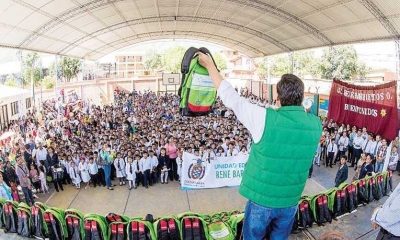 EL ALCALDE JOSÉ MARÍA LEYES ENTREGA MOCHILAS EN UN COLEGIO, EN SEMANAS PASADAS. ﻿ALCALDÍA DE COCHABAMBA