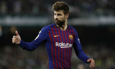 Gerard Piqué con la camiseta del Barcelona español.