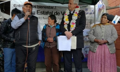 El presidente en ejercicio Álvaro García Linera entregó viviendas sociales a 30 familias del barrio Pokechaca de la ciudad de La Paz
