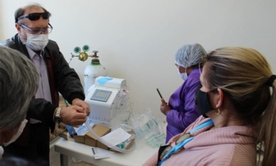 Ventiladores españoles marca RESPIRA es observados por médicos bolivianos. Foto/ABI