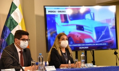 Al centro, la presidenta de la Aduana Nacional, Karina Serrudo, ofrece su informe en una rueda de prensa. Foto: ABI