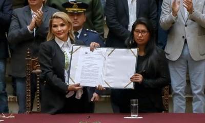 Jeanine Añez y Eva Copa muestran la ley de prórroga de mandato, en 2020.