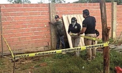 Policía registra el domicilio donde se encontraron restos. 