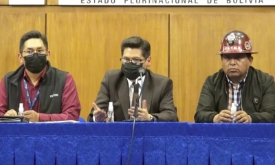 El ministro de Economía y Finanzas Públicas, Marcelo Montenegro ( C )