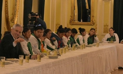 Presidente en ejercicio Álvaro García Linera en almuerzo con los deportistas bolivianos. Foto: RRSS