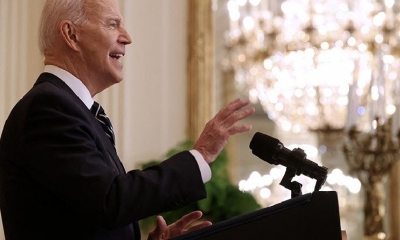 Joe Biden responde preguntas durante la primera conferencia de prensa de su presidencia.
