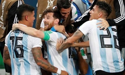 Marcos Rojo celebra su gol con compañeros de equipo en el partido de Nigeria-Argentina en San Petersburgo. Foto: RRSS