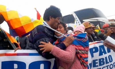 Evo Morales abraza a una ciudadana que apoya la 